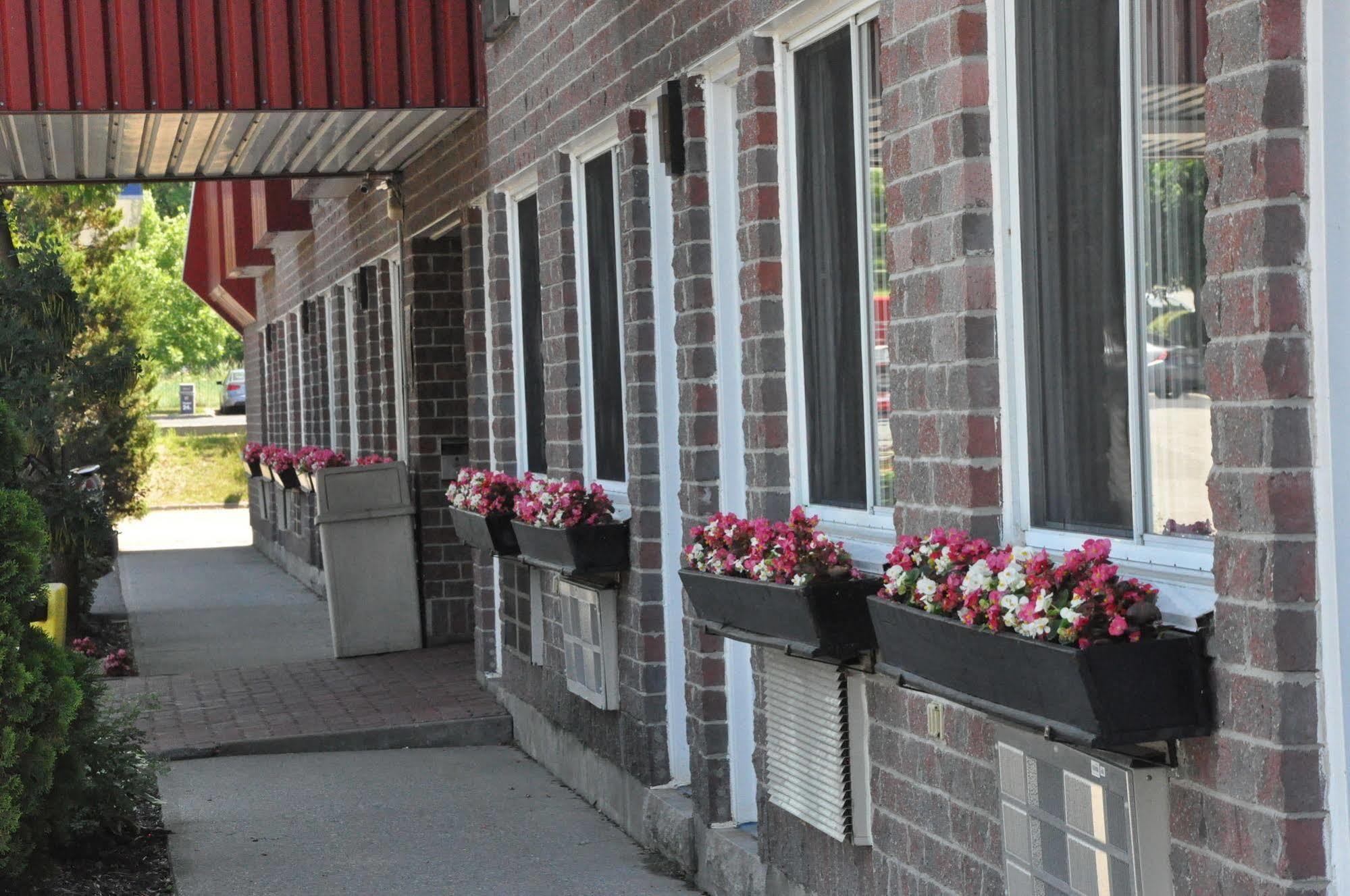 Motel Le Transit Mont-Saint-Hilaire Exterior photo